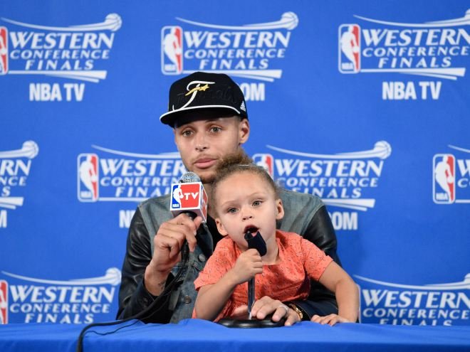 Το κοριτσάκι που έχει τρελάνει τις ΗΠΑ: Τραγούδησε σε συνέντευξη Τύπου, κρυβόταν στις κουρτίνες και χασμουριόταν [βίντεο] | iefimerida.gr 1