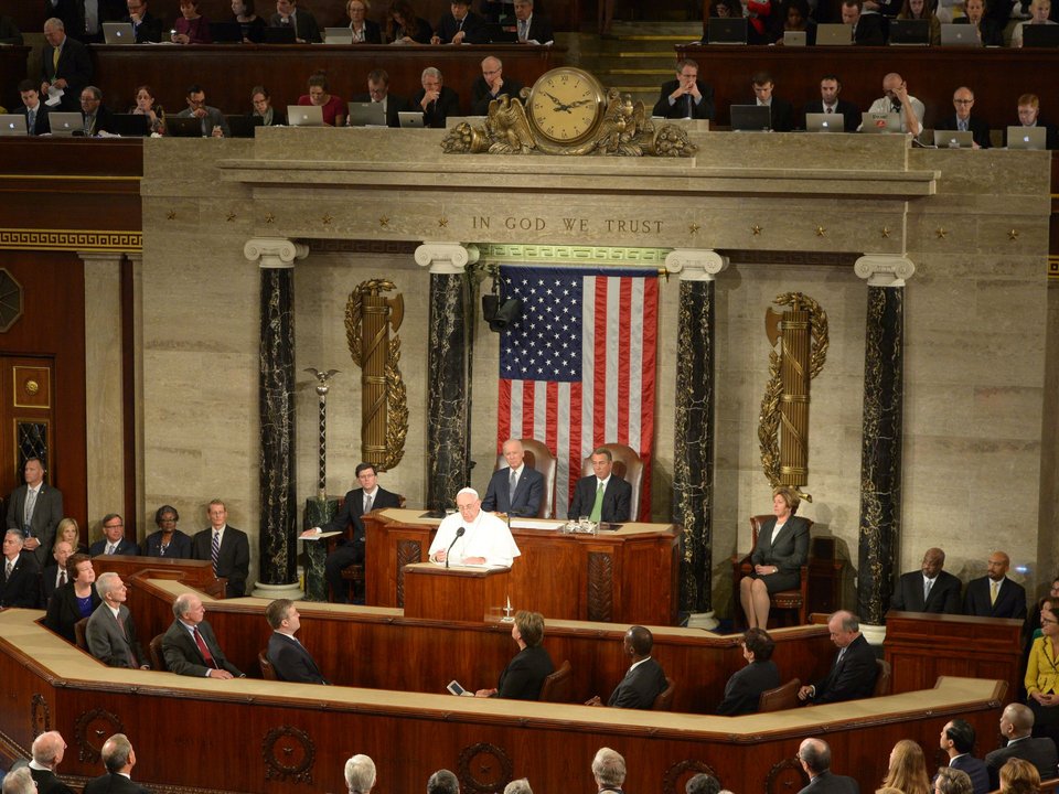 Υποδοχή ροκ σταρ για τον Πάπα στο Κογκρέσο [εικόνες & βίντεο] | iefimerida.gr 1
