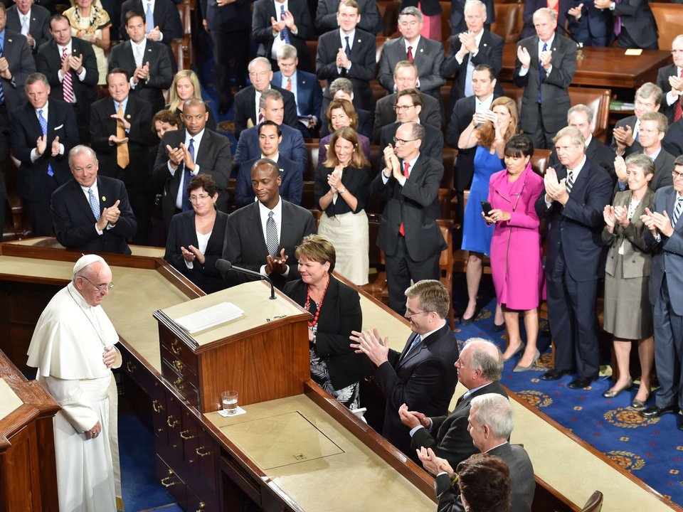 Υποδοχή ροκ σταρ για τον Πάπα στο Κογκρέσο [εικόνες & βίντεο] | iefimerida.gr 0