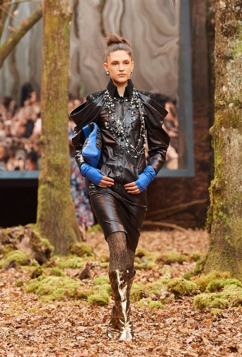 Αυτός είναι ο λόγος που οι γυναίκες θέλουν να έρθει ο επόμενος χειμώνας -Τον βρήκαμε στο δάσος της Chanel [εικόνες] | iefimerida.gr 34