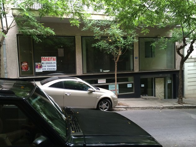 Οι... δύο Ελλάδες μέσα από ένα φωτογραφικό οδοιπορικό: Από τις παραλίες της Μυκόνου, στα λουκέτα των μαγαζιών [εικόνες] | iefimerida.gr 6