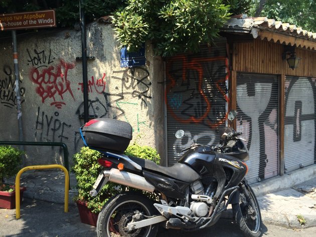 Οι... δύο Ελλάδες μέσα από ένα φωτογραφικό οδοιπορικό: Από τις παραλίες της Μυκόνου, στα λουκέτα των μαγαζιών [εικόνες] | iefimerida.gr 8