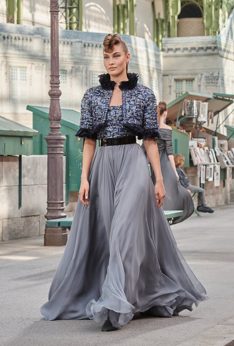 Γκρι του Παρισιού, λάμψεις, φτερά, κεντήματα σαν παβέ. Ολο το Παρίσι σε ένα ρούχο.