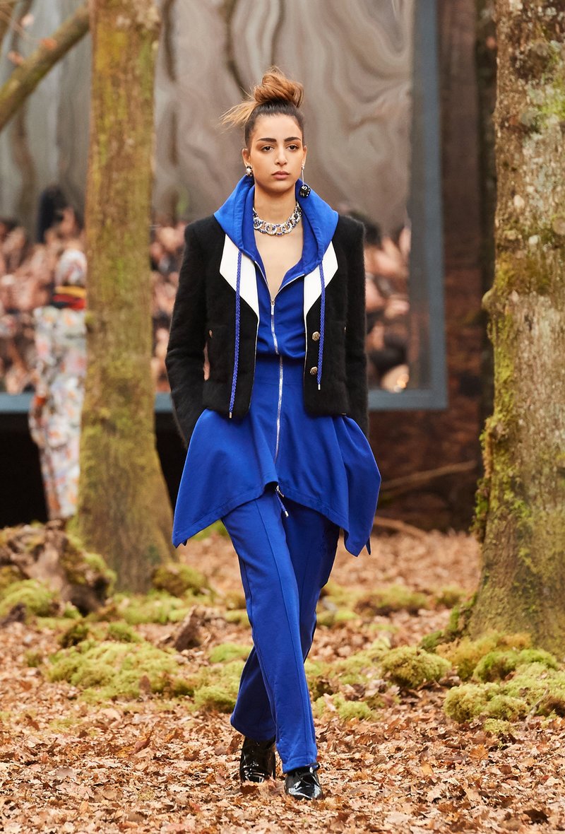 Αυτός είναι ο λόγος που οι γυναίκες θέλουν να έρθει ο επόμενος χειμώνας -Τον βρήκαμε στο δάσος της Chanel [εικόνες] | iefimerida.gr 35