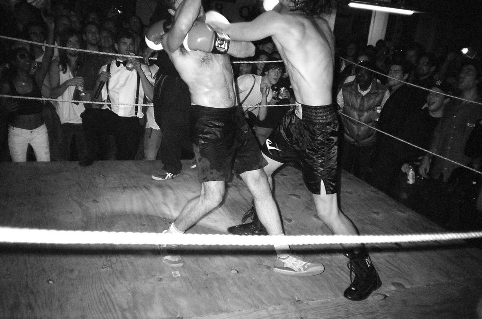 Μοντέλα εναντίον μπράβων και μποξέρ σε underground fight club [εικόνες+ βίντεο] | iefimerida.gr 1