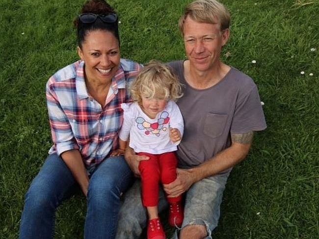 Απέκτησαν παιδί πριν γνωριστούν, μετά ερωτεύτηκαν και έγιναν ζευγάρι [εικόνες&βίντεο] | iefimerida.gr 0