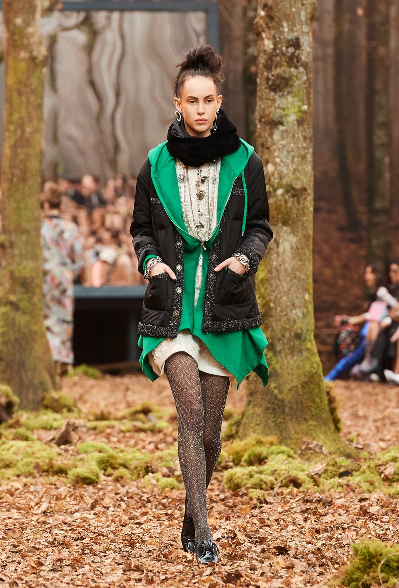 Αυτός είναι ο λόγος που οι γυναίκες θέλουν να έρθει ο επόμενος χειμώνας -Τον βρήκαμε στο δάσος της Chanel [εικόνες] | iefimerida.gr 36