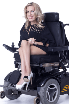 Το μοντέλο που σπάει τα στερεότυπα -Εκανε πασαρέλα με το καροτσάκι της [εικόνες]  | iefimerida.gr 2