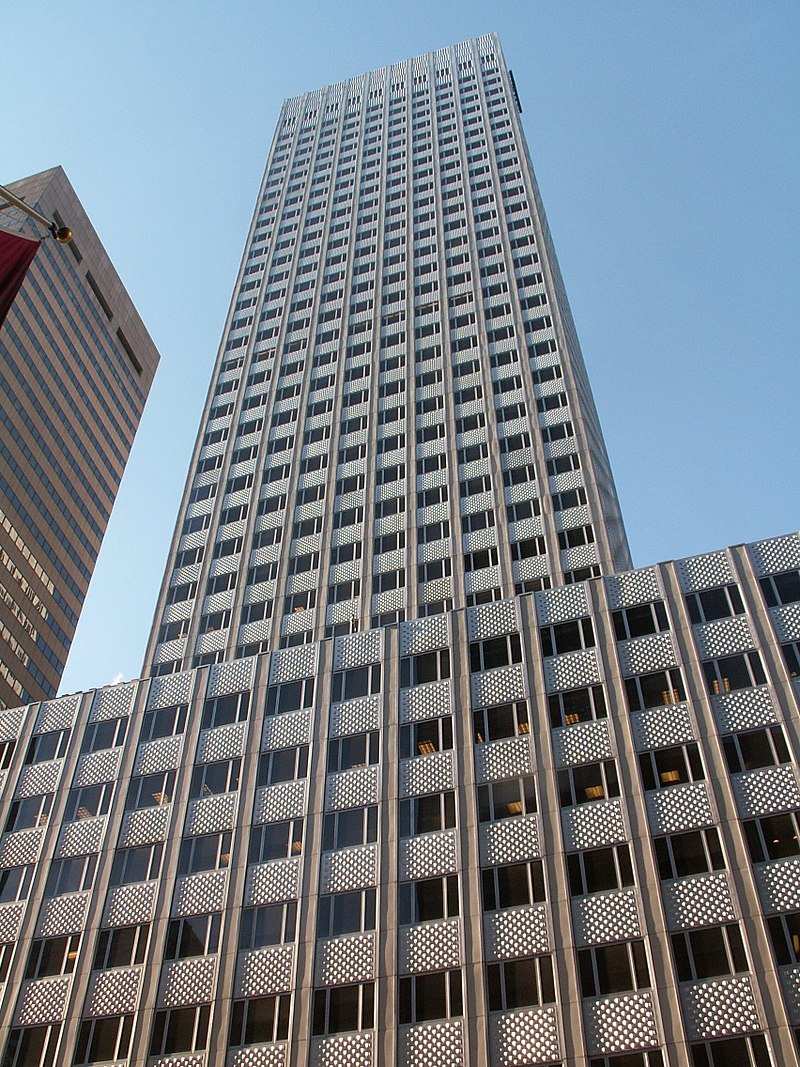 Το κτίριο 666 Fifth Avenue στο Μανχάταν, ιδιοκτησίας Κούσνερ από το 2007, που αιμορραγεί καθώς πολλά από τα γραφεία του παραμένουν άδεια. Φωτογραφία: Wikipedia