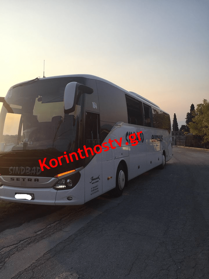 Κόρινθος: Τουριστικό λεωφορείο «σφήνωσε» σε σπίτι [εικόνες] | iefimerida.gr 1