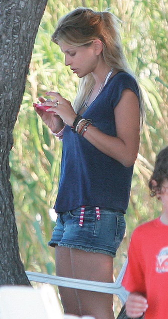 Tο τζιν σορτσάκι της αδέσμευτης Έλενας Ράπτη [εικόνες] | iefimerida.gr 0