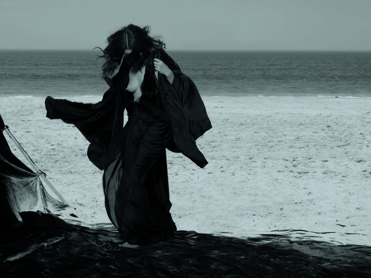 Eρωτισμός κοφτερός σαν μαχαίρι: Στην έκθεση του φωτογράφου μόδας  Peter Lindbergh στο Παρίσι [εικόνες] | iefimerida.gr 0