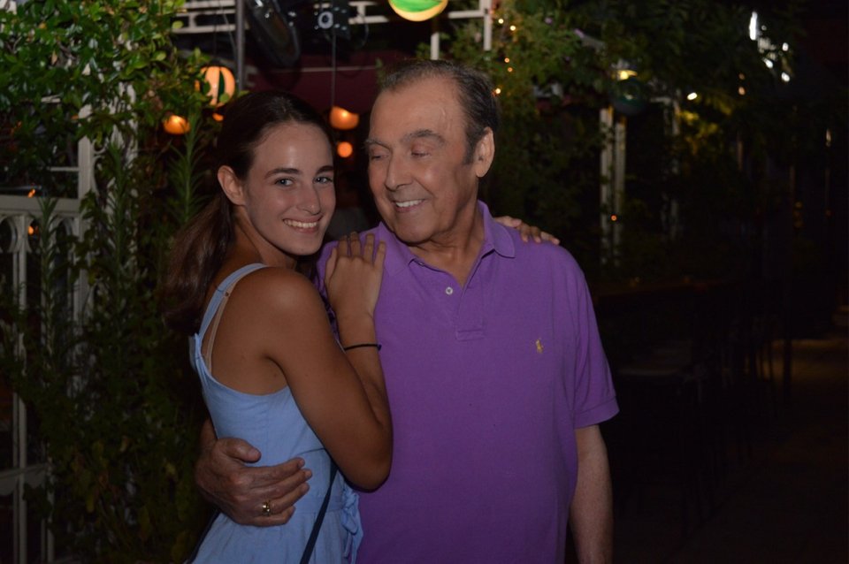 Σε ουζερί με την Αντζελα Γκερέκου και την κόρη τους γιόρτασε ο Τόλης Βοσκόπουλος [εικόνες] | iefimerida.gr 0