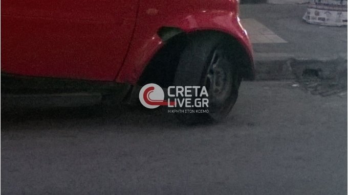 Απίστευτο τροχαίο στο Ηράκλειο -Αυτοκίνητο πήρε παραμάζωμα τα πάντα και στο τέλος τούμπαρε στη μέση του δρόμου [εικόνες] | iefimerida.gr 0