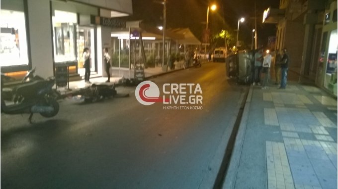 Απίστευτο τροχαίο στο Ηράκλειο -Αυτοκίνητο πήρε παραμάζωμα τα πάντα και στο τέλος τούμπαρε στη μέση του δρόμου [εικόνες] | iefimerida.gr 1