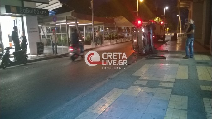 Απίστευτο τροχαίο στο Ηράκλειο -Αυτοκίνητο πήρε παραμάζωμα τα πάντα και στο τέλος τούμπαρε στη μέση του δρόμου [εικόνες] | iefimerida.gr 9