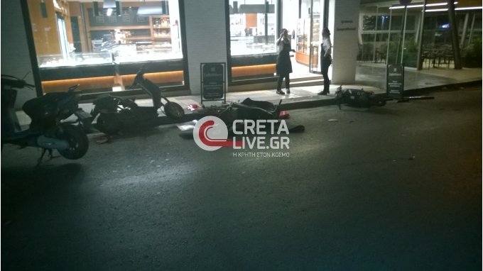 Απίστευτο τροχαίο στο Ηράκλειο -Αυτοκίνητο πήρε παραμάζωμα τα πάντα και στο τέλος τούμπαρε στη μέση του δρόμου [εικόνες] | iefimerida.gr 2