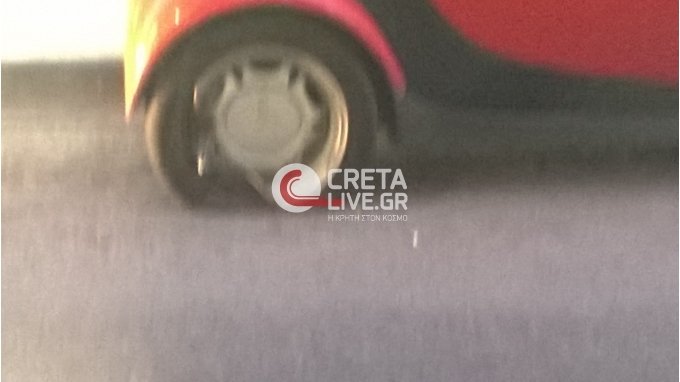 Απίστευτο τροχαίο στο Ηράκλειο -Αυτοκίνητο πήρε παραμάζωμα τα πάντα και στο τέλος τούμπαρε στη μέση του δρόμου [εικόνες] | iefimerida.gr 3