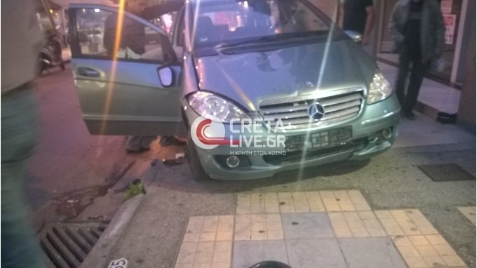 Απίστευτο τροχαίο στο Ηράκλειο -Αυτοκίνητο πήρε παραμάζωμα τα πάντα και στο τέλος τούμπαρε στη μέση του δρόμου [εικόνες] | iefimerida.gr 4