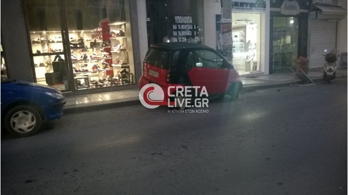 Απίστευτο τροχαίο στο Ηράκλειο -Αυτοκίνητο πήρε παραμάζωμα τα πάντα και στο τέλος τούμπαρε στη μέση του δρόμου [εικόνες] | iefimerida.gr 5