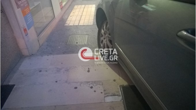 Απίστευτο τροχαίο στο Ηράκλειο -Αυτοκίνητο πήρε παραμάζωμα τα πάντα και στο τέλος τούμπαρε στη μέση του δρόμου [εικόνες] | iefimerida.gr 6