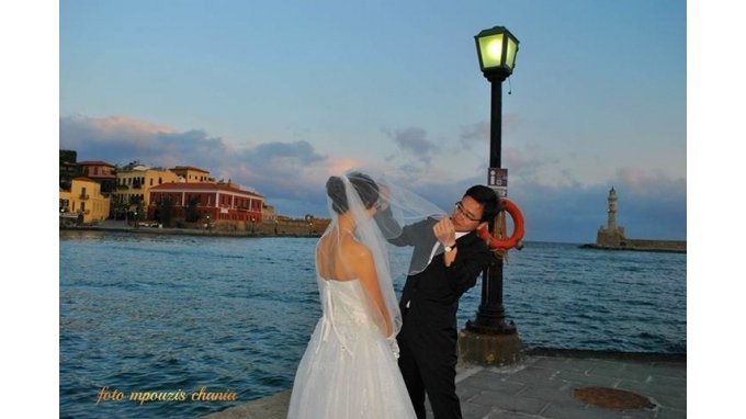 Οι Κινέζοι ζουν το όνειρο: Νυφικά μπομπονιέρες, γαμπροί με παπιγιόν και παλαιικές πόζες στο λιμάνι των Χανίων [εικόνες] | iefimerida.gr 3