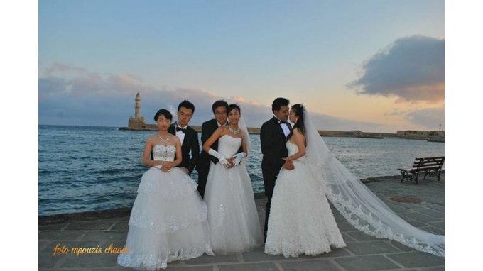 Οι Κινέζοι ζουν το όνειρο: Νυφικά μπομπονιέρες, γαμπροί με παπιγιόν και παλαιικές πόζες στο λιμάνι των Χανίων [εικόνες] | iefimerida.gr 1