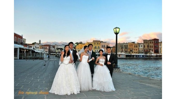 Οι Κινέζοι ζουν το όνειρο: Νυφικά μπομπονιέρες, γαμπροί με παπιγιόν και παλαιικές πόζες στο λιμάνι των Χανίων [εικόνες] | iefimerida.gr 0