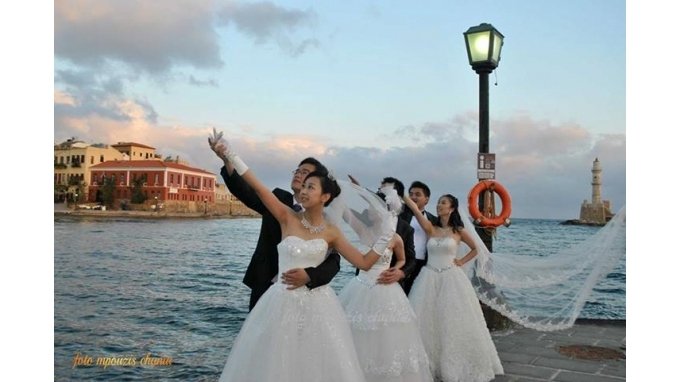 Οι Κινέζοι ζουν το όνειρο: Νυφικά μπομπονιέρες, γαμπροί με παπιγιόν και παλαιικές πόζες στο λιμάνι των Χανίων [εικόνες] | iefimerida.gr 4