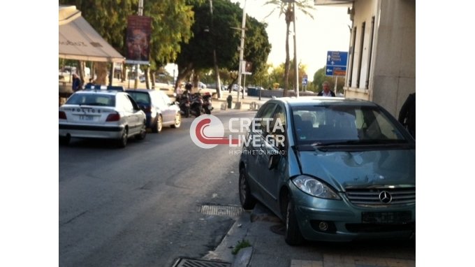 Απίστευτο τροχαίο στο Ηράκλειο -Αυτοκίνητο πήρε παραμάζωμα τα πάντα και στο τέλος τούμπαρε στη μέση του δρόμου [εικόνες] | iefimerida.gr 8