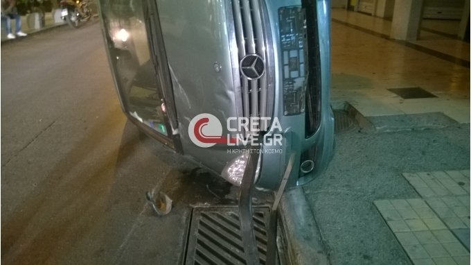 Απίστευτο τροχαίο στο Ηράκλειο -Αυτοκίνητο πήρε παραμάζωμα τα πάντα και στο τέλος τούμπαρε στη μέση του δρόμου [εικόνες] | iefimerida.gr 10