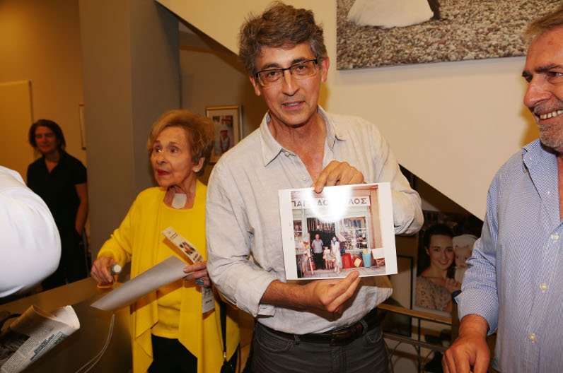 Αστραψαν τα φλας: Στο Αίγιο με τη μητέρα του ο ελληνικής καταγωγής βραβευμένος με Οσκαρ Αλεξάντερ Πέιν [εικόνες] | iefimerida.gr 5