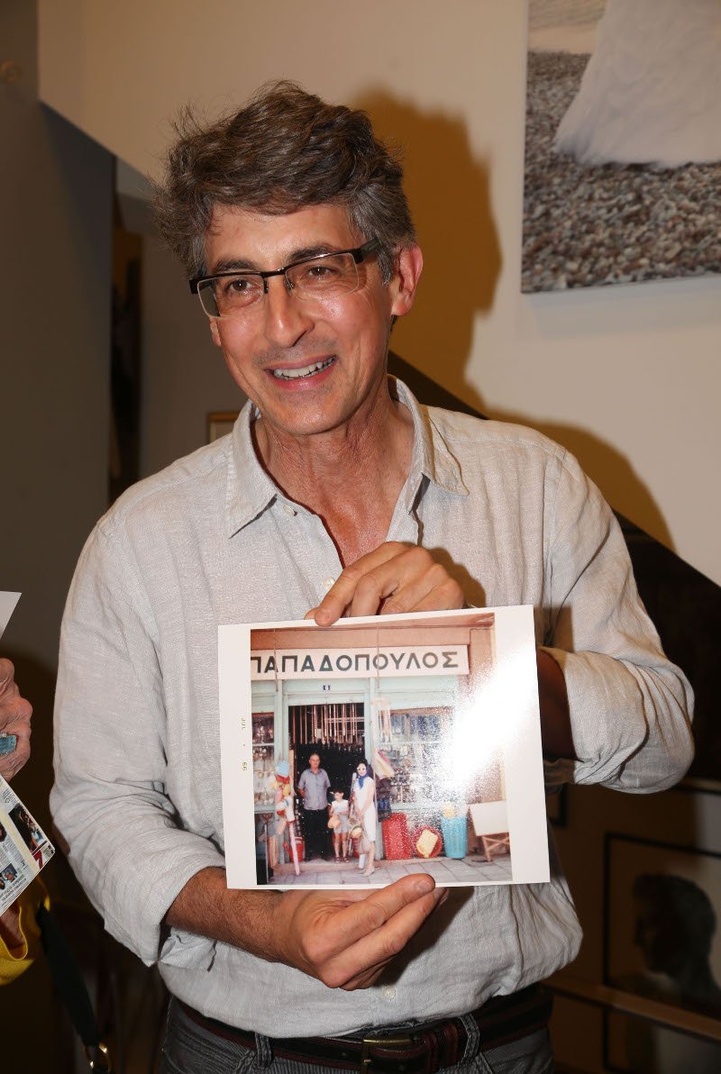 Αστραψαν τα φλας: Στο Αίγιο με τη μητέρα του ο ελληνικής καταγωγής βραβευμένος με Οσκαρ Αλεξάντερ Πέιν [εικόνες] | iefimerida.gr 6