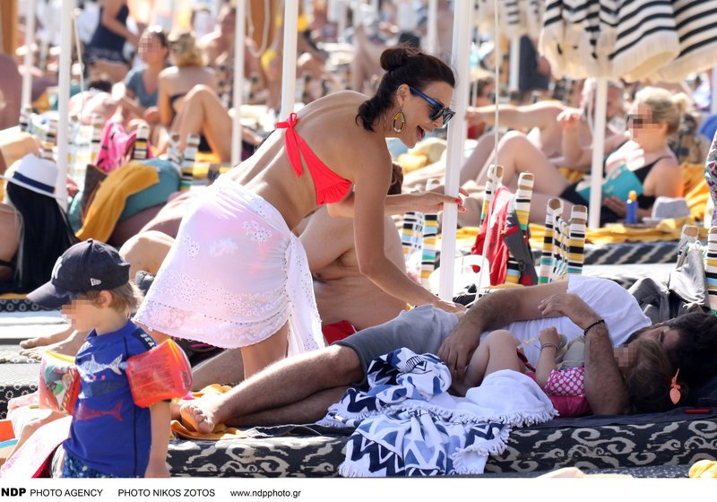 Το καλοκαίρι ήρθε, η Σίσσυ Φειδά έβαλε το φωσφοριζέ μαγιό της και πήγε Μύκονο [εικόνες] | iefimerida.gr 3