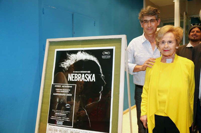 Αστραψαν τα φλας: Στο Αίγιο με τη μητέρα του ο ελληνικής καταγωγής βραβευμένος με Οσκαρ Αλεξάντερ Πέιν [εικόνες] | iefimerida.gr 3