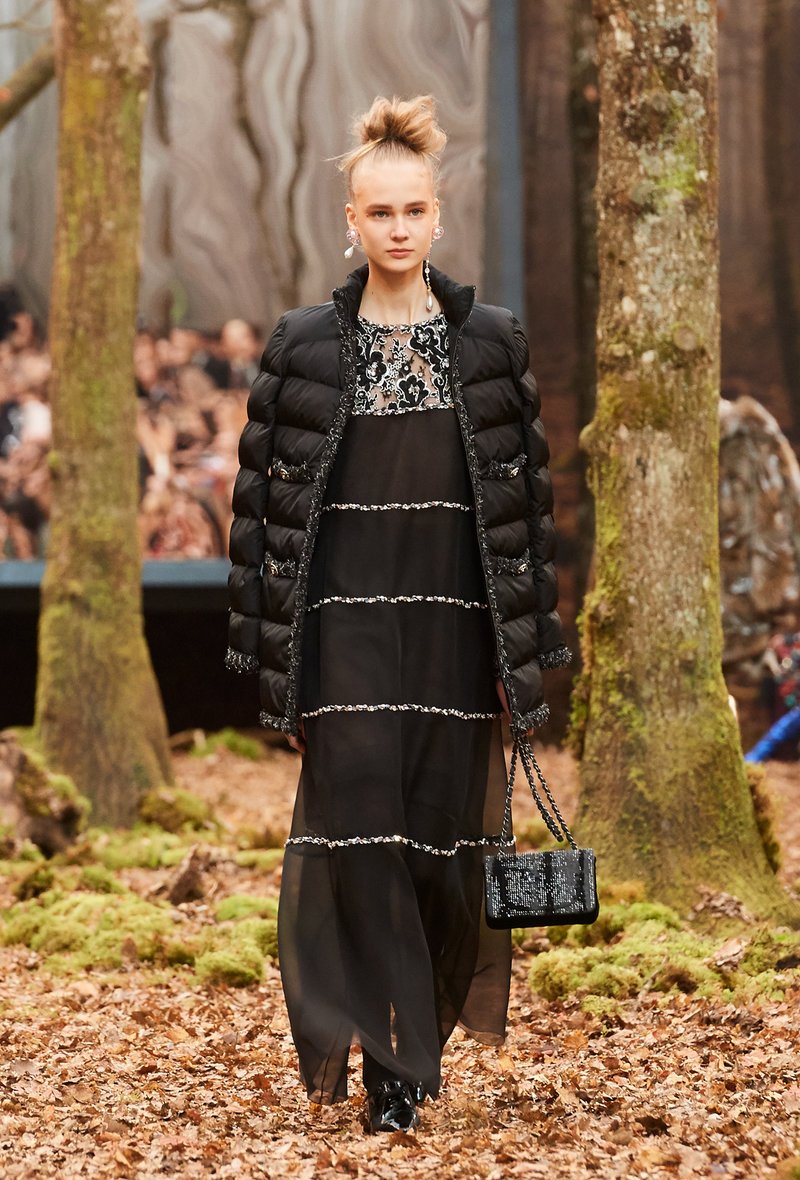 Αυτός είναι ο λόγος που οι γυναίκες θέλουν να έρθει ο επόμενος χειμώνας -Τον βρήκαμε στο δάσος της Chanel [εικόνες] | iefimerida.gr 40