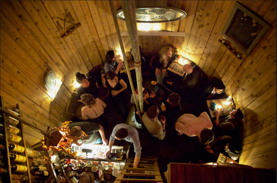 Στα άδυτα του πιο περίεργου, παράνομου, πριβέ μπαρ, μέσα σε δεξαμενή νερού [εικόνες] | iefimerida.gr 5