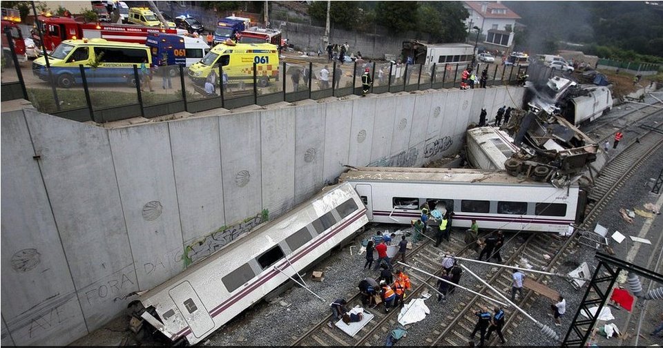 Aπίστευτος πόνος: Οι φωτογραφίες και τα πρώτα πλάνα από το σημείο της συντριβής του τρένου στην Ισπανία [εικόνες&βίντεο] | iefimerida.gr 1