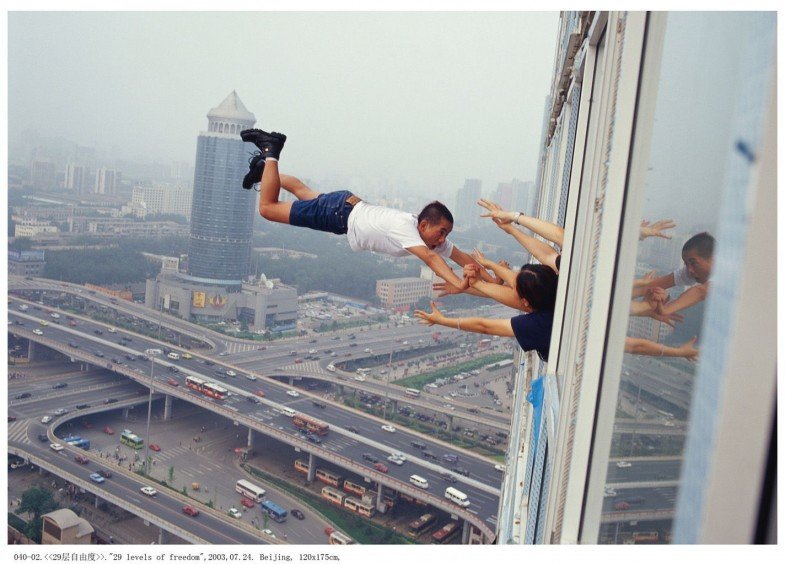 Λι Γουέι: Ο ακραία αντισυμβατικός φωτογράφος που αψηφά τη βαρύτητα - Μάθετε πως δημιουργεί τις μοναδικές εικόνες του [βίντεο] | iefimerida.gr 5