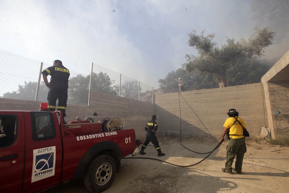 Η μάχη με τις φλόγες που έδωσαν κάτοικοι και πυροσβεστική στο Μαρκόπουλο μέσα από εικόνες | iefimerida.gr 5