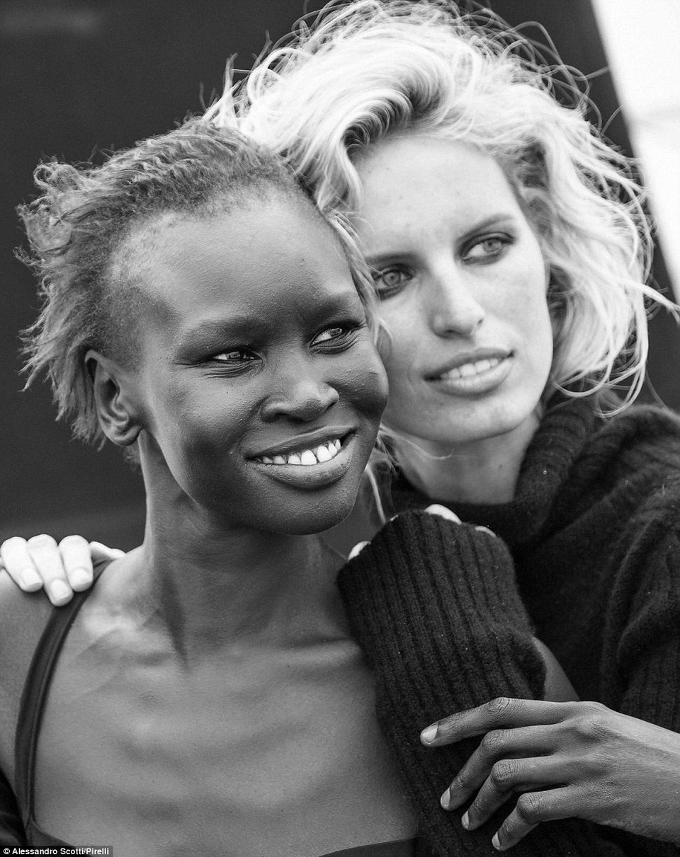 50 χρόνια άλμπουμ Pirelli: Η ανυπέρβλητη Κρίστενσεν με λευκό ανδρικό πουκάμισο [εικόνες] | iefimerida.gr 5