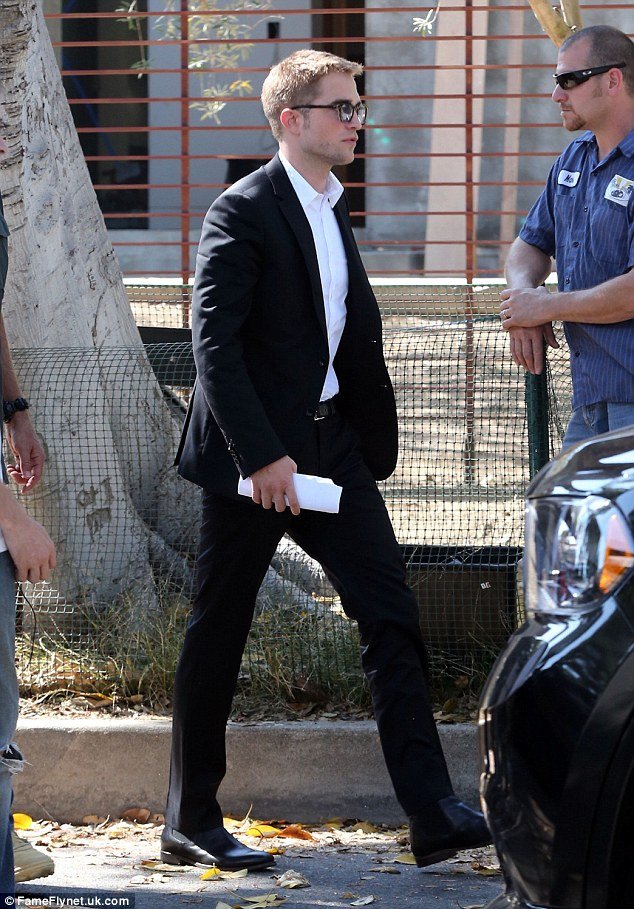 Η 52άρα Τζούλιαν Μουρ παριστάνει την 20άρα με ξανθό μαλλί και πολύ αισθησιακό ντεκολτέ [εικόνες]  | iefimerida.gr 5