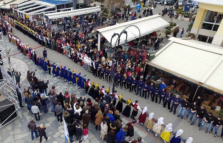 Στο καρναβάλι της Χαλκίδας έπλεξαν γαϊτανάκια μέσα στη θάλασσα [εικόνες]  | iefimerida.gr 2