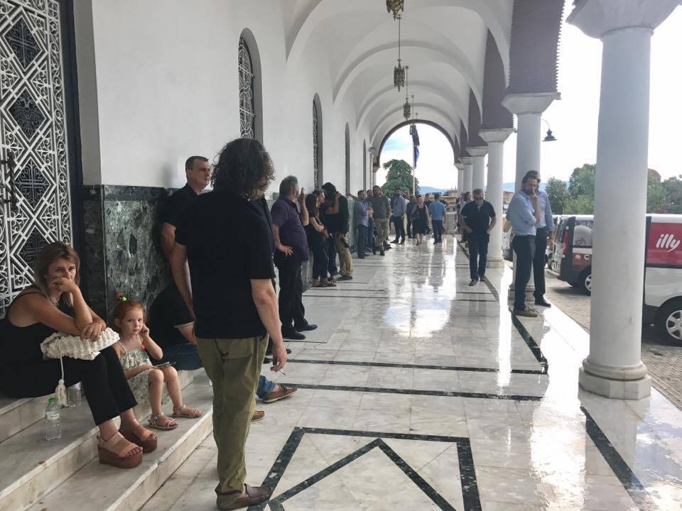 Λάρισα: Θρήνος στην κηδεία του επιχειρηματία Διονύση Τσεκούρα που σκοτώθηκε στη συντριβή του αεροσκάφους [εικόνες & βίντεο] | iefimerida.gr 5