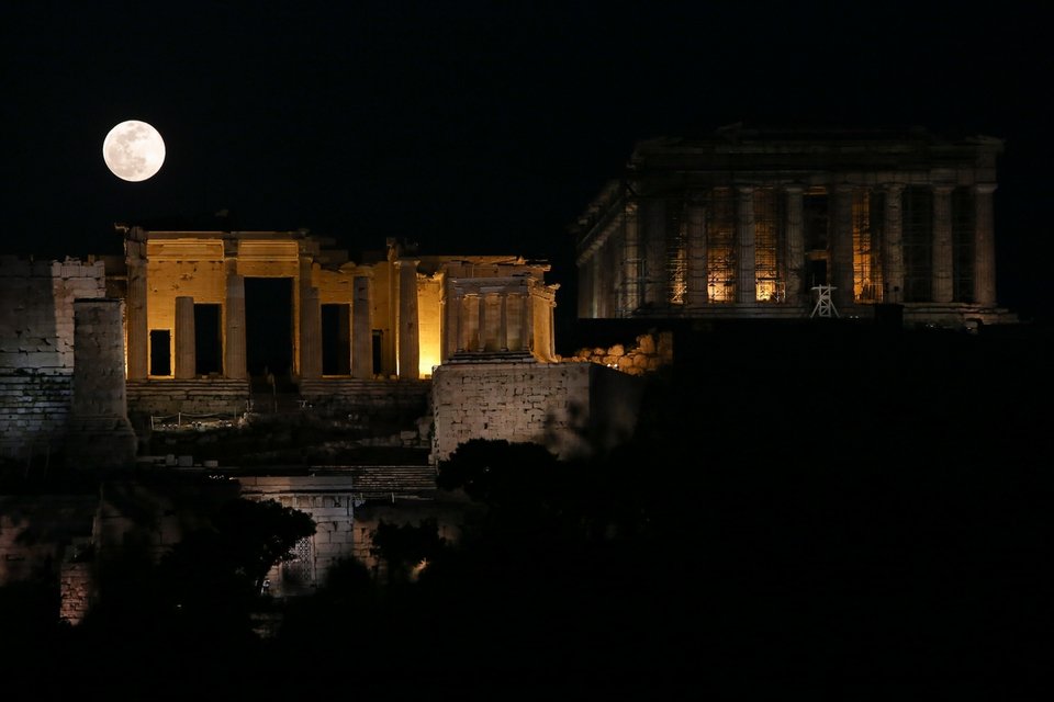 Μαγική υπερπανσέληνος φωτίζει τον ουρανό- Το εντυπωσιακό φαινόμενο [εικόνες & βίντεο] | iefimerida.gr 6