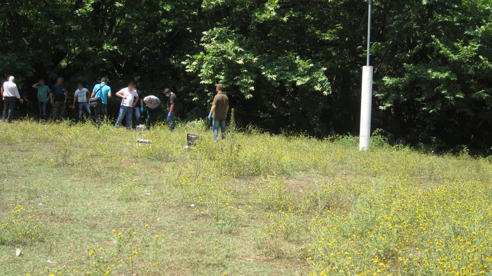 Ο νεκρός Μάριον Κόλα με το καλάσνικοφ στο σημείο της συμπλοκής [εικόνες&βίντεο]   | iefimerida.gr 5