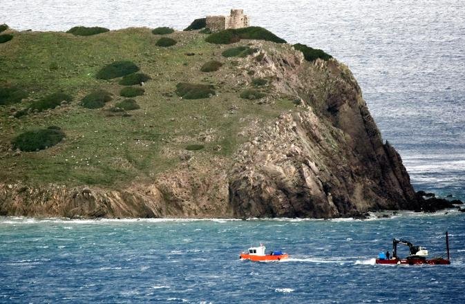 Οι Τούρκοι μεταφέρουν με πλωτή πλατφόρμα εκσκαφείς και μπουλντόζες στη νησίδα Τσαβούς [εικόνες] | iefimerida.gr 5