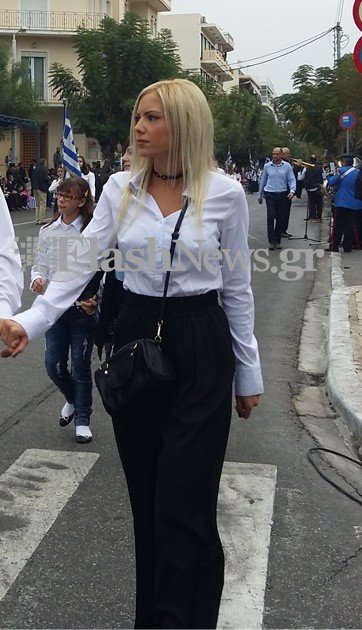 Κρήτη: Η γοητευτική συνοδός που μαγνήτισε τα βλέμματα στην παρέλαση  [εικόνες] | iefimerida.gr 0