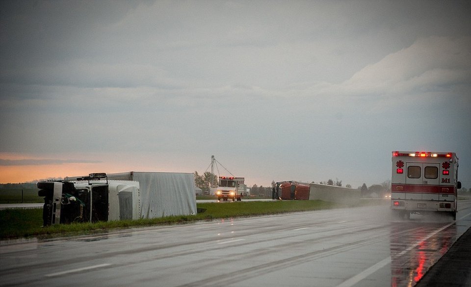 Φονικοί τυφώνες ξεκληρίζουν οικογένειες και στήνουν σκηνικό Αποκάλυψης! [εικόνες] | iefimerida.gr 9