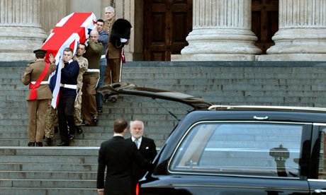 Καρέ-καρέ η πρόβα για τη κηδεία της Θάτσερ ξημερώματα στους άδειους δρόμους του Λονδίνου [εικόνες] | iefimerida.gr 3